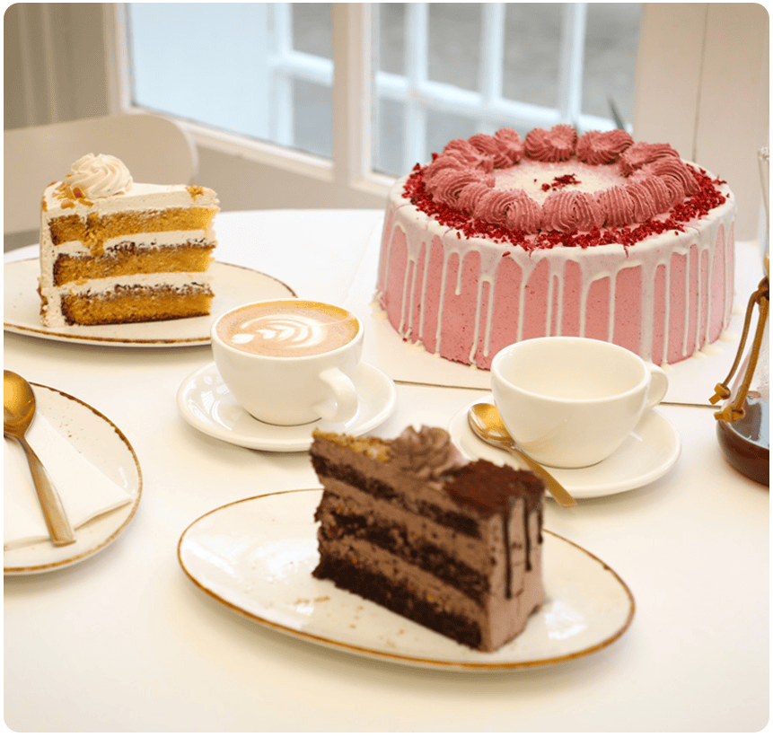 surtido de tartas en mesa de The Singular Cake